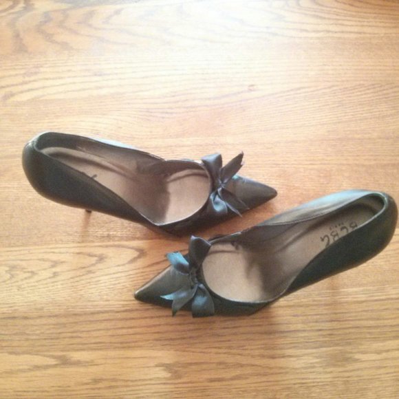 BCBG Black Leather w/ Ribbon Bow Detail Pumps Sz 8.5 Retro Romantic Holiday Work - Picture 11 of 16